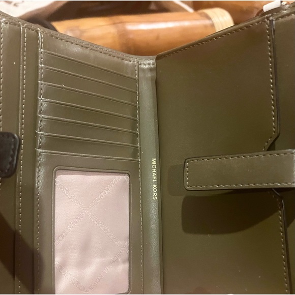 Michael Kors Wristlet/Wallet Colorblock  Like new condition - Picture 6 of 7